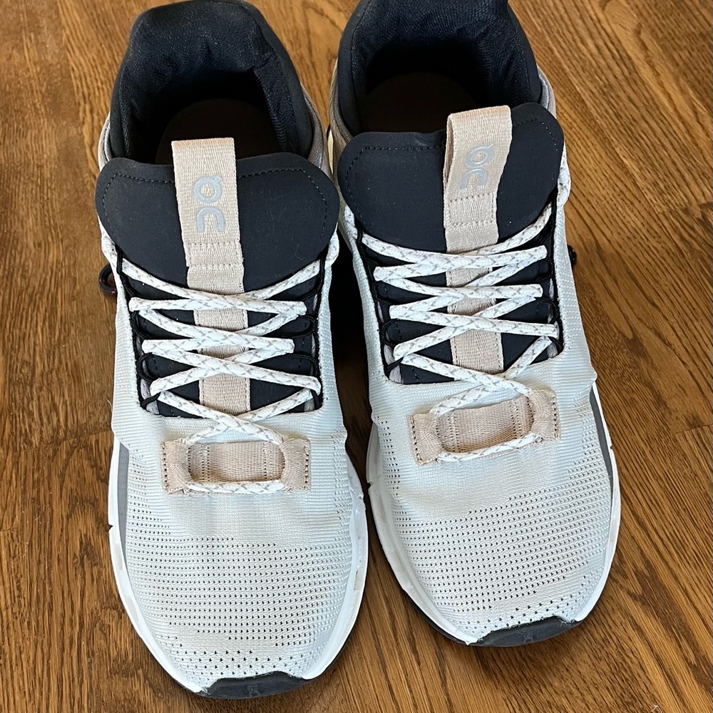 ON CLOUD Cloudnova Sz. US8, EUR41
White with Black and Khaki